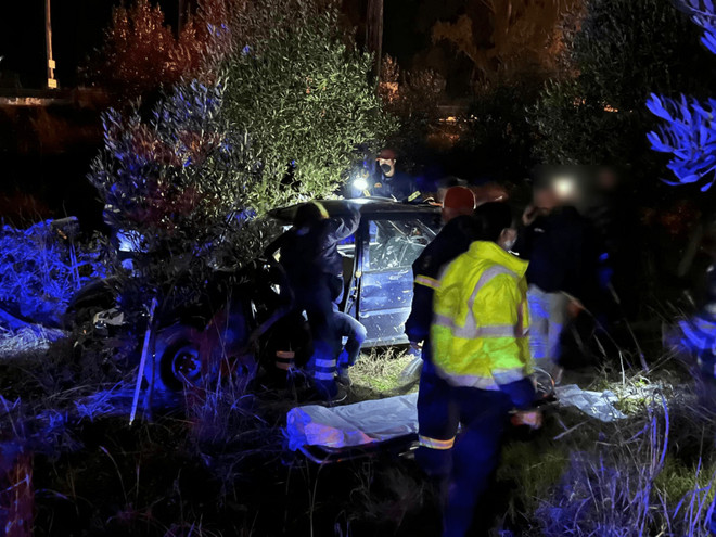 Αγρίνιο: Αυτοκίνητο βγήκε εκτός ελέγχου και κατέληξε σε λιοστάσι &#8211; Τραυματίστηκαν δύο άτομα