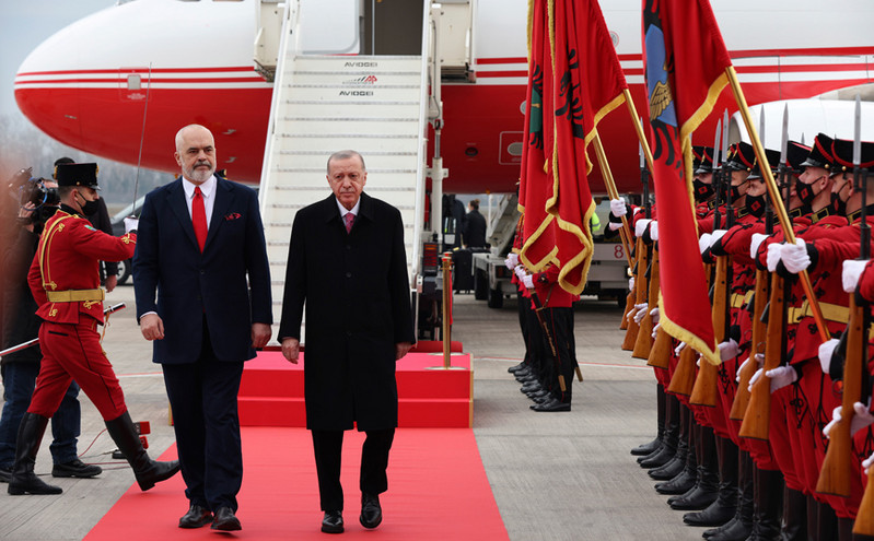 Στην Αλβανία ο Ερντογάν – Υπέγραψε επτά συμφωνίες με τον Ράμα