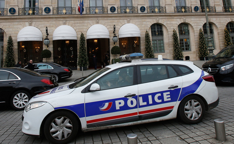 Γαλλία: Έκοψε το κεφάλι και τα γεννητικά όργανα ενός άνδρα και τα πήγε στο αστυνομικό τμήμα
