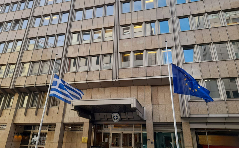 Νταβίντ Σασόλι: Μεσίστιες οι σημαίες στην Μόνιμη Αντιπροσωπεία της Ελλάδας στην ΕΕ