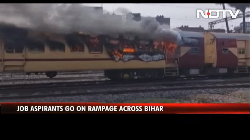 Ινδία: Έκαψαν τρένο επειδή ένιωσαν αδικημένοι που δεν προσλήφθηκαν