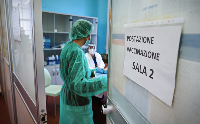 Κορονοϊός &#8211; Ιταλία: Σε διαθεσιμότητα περισσότεροι από 1.900 ανεμβολίαστοι γιατροί