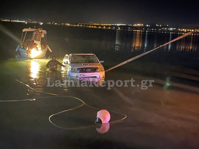 Στυλίδα: Ανελκύθηκε το αυτοκίνητο από τη θάλασσα – Δείτε το βίντεο