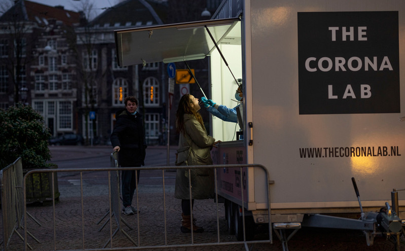 Ολλανδία: Εκτινάχθηκαν τα κρούσματα εν μέσω του κύματος της Όμικρον