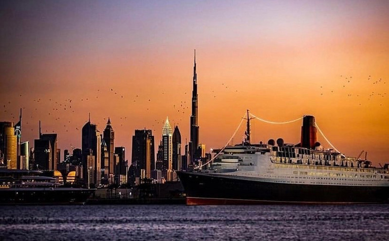 Άκρατη χλιδή: Ένα από τα μεγαλύτερα υπερωκεάνια παγκοσμίως έχει μετατραπεί σε πλωτό ξενοδοχείο στο Ντουμπάι