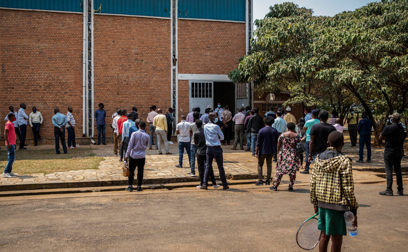 Κάτοικοι της Ρουάντα έγιναν πρόσφυγες στο Κονγκό για να «γλιτώσουν τον υποχρεωτικό εμβολιασμό για τον κορονοϊό»