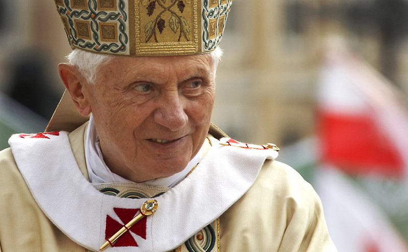 «Συγγνώμη» από τα θύματα σεξουαλικής βίας από μέλη του κλήρου ζήτησε ο πρώην πάπας Βενέδικτος