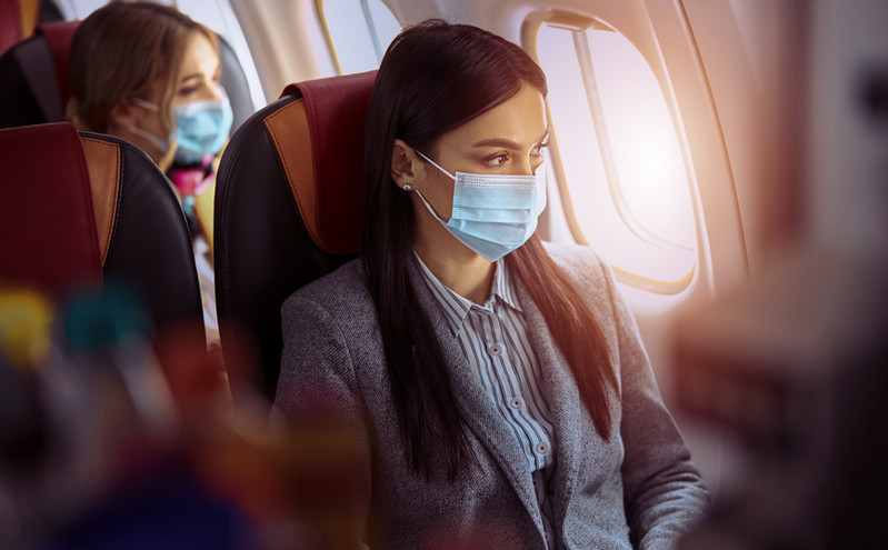 Κορονοϊός: Πόσο προστατεύει η μάσκα στο αεροπλάνο &#8211; Το γραφικό που δείχνει πόσο σημαντικά είναι τα μέτρα πρόληψης