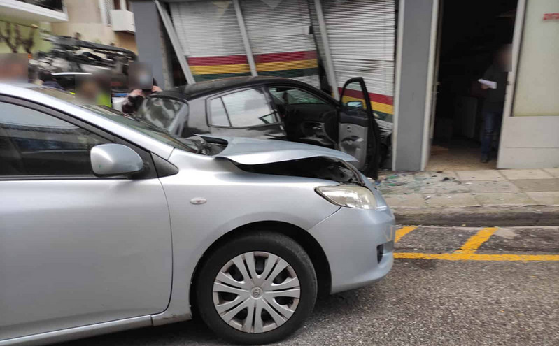 Εικόνες από τροχαίο στο Αγρίνιο με ποδοσφαιριστή του Παναιτωλικού – «Μπήκε» με το αυτοκίνητο σε κατάστημα