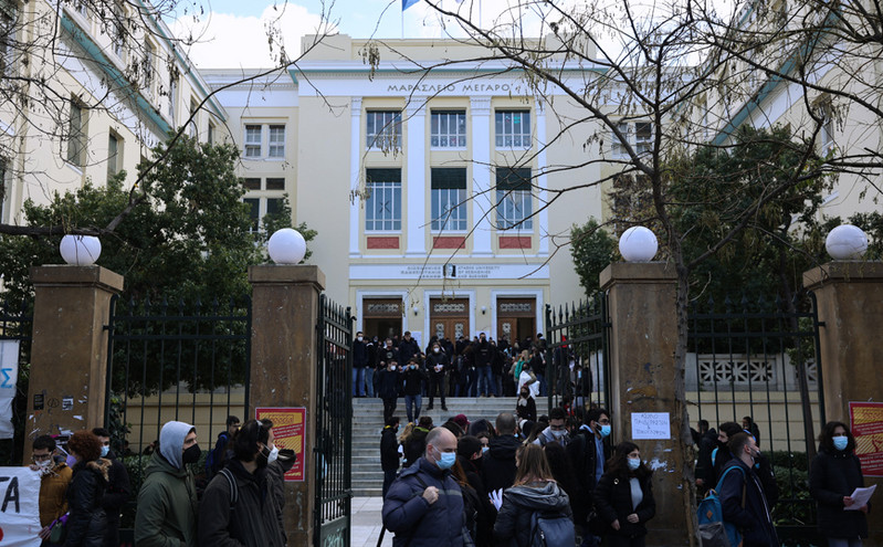 Συγκέντρωση διαμαρτυρίας στην ΑΣΟΕΕ &#8211; Φοιτητές ζητούν την παραίτηση του πρύτανη
