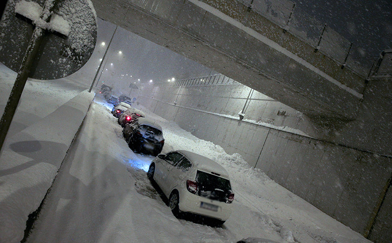 Τι έφταιξε τελικά για τον εγκλωβισμό χιλιάδων οδηγών στη χιονισμένη Αττική Οδό