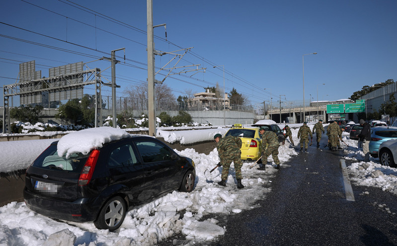 Αττική Οδός: Ακινητοποιημένα και σήμερα εκατοντάδες αυτοκίνητα – Με τα φτυάρια απομακρύνουν το χιόνι