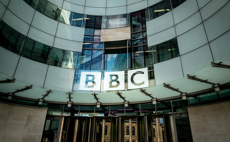 BBC: Κόβει 1.000 θέσεις εργασίας, καταργεί προγράμματα και στρέφεται σε ψηφιακές υπηρεσίες