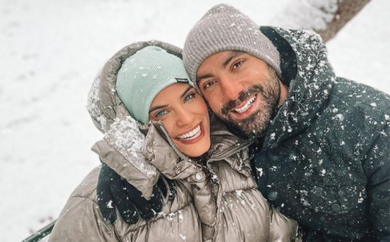 Χριστίνα Μπόμπα και Σάκης Τανιμανίδης έκαναν βουτιά στα χιόνια μαζί με τις δίδυμες κόρες τους