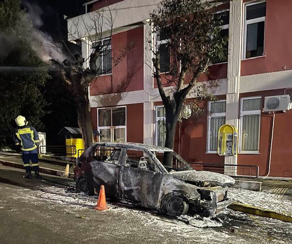 Θεσσαλονίκη: Επίθεση με μολότοφ στο δημαρχείο Θερμαϊκού &#8211; Κάηκε ολοσχερώς ένα όχημα