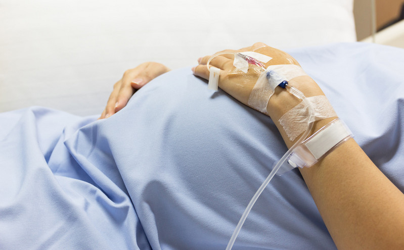 Κρήτη: Γέννησε 34χρονη που κόλλησε Delta και Όμικρον ενώ ήταν έγκυος