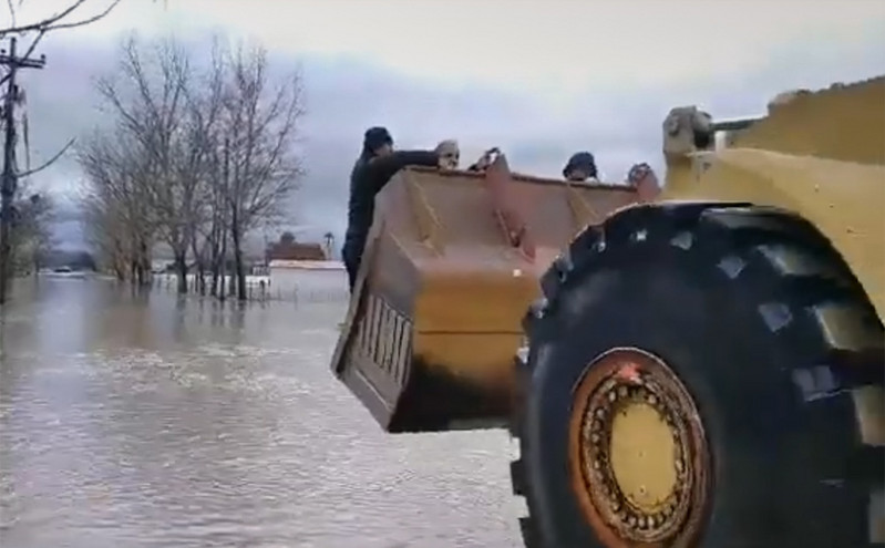 Μία απέραντη λίμνη η Υπέρεια Φαρσάλων: Με φορτωτές μεταφέρονται οι κάτοικοι στους πλημμυρισμένους δρόμους