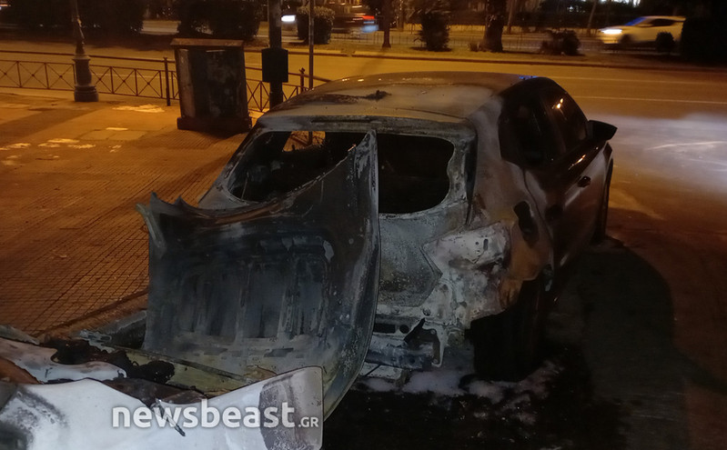 Εμπρησμός οχημάτων τα ξημερώματα στο Κολωνάκι &#8211; Καταστράφηκαν ολοσχερώς 3 ΙΧ