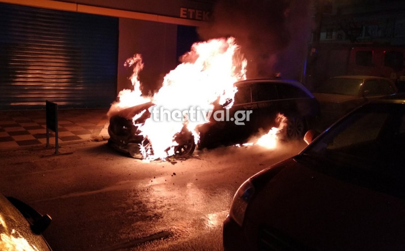 Θεσσαλονίκη: Σταθμευμένο αυτοκίνητο κάηκε ολοσχερώς στις Συκιές