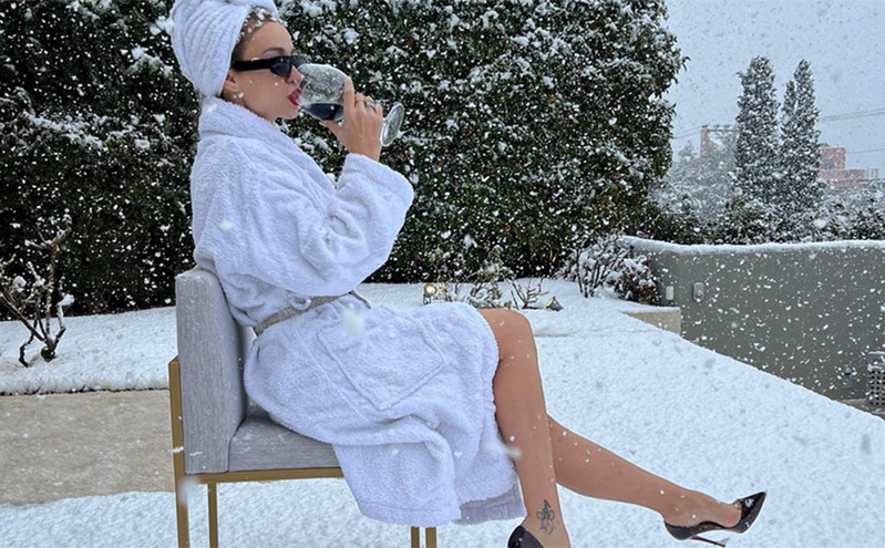 Η Ελένη Φουρέιρα πίνει κρασί στο χιόνι με το μπουρνούζι και τις γόβες της