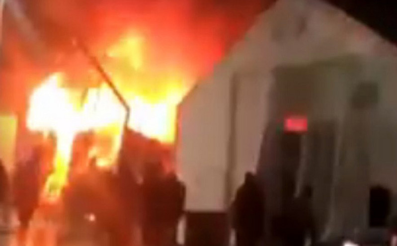 Μυτιλήνη: Φωτιά σε μεγάλη σκηνή στον καταυλισμό του Κέντρου Υποδοχής και Ταυτοποίησης στην Καρά Τεπέ