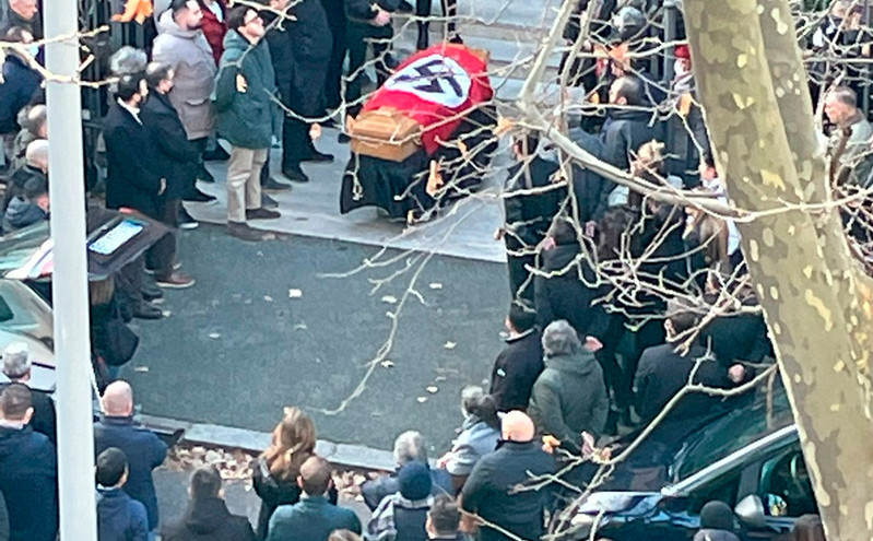 Ασύλληπτες εικόνες από κηδεία στη Ρώμη: Η σημαία με τη σβάστικα πάνω στο φέρετρο και οι ναζιστικοί χαιρετισμοί