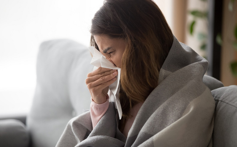 Πώς μπορούμε να διακρίνουμε RSV, γρίπη και κορονοϊό – Τα συμπτώματα