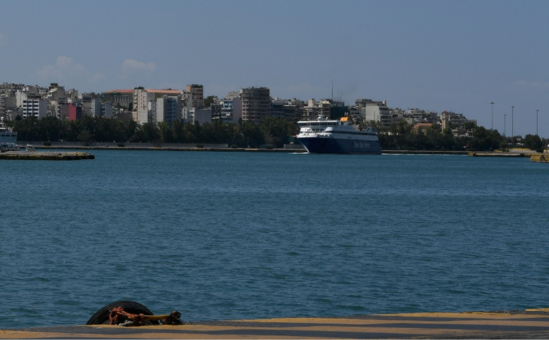 Έπεσε στη θάλασσα αυτοκίνητο με δύο επιβαίνοντες στο λιμάνι του Πειραιά