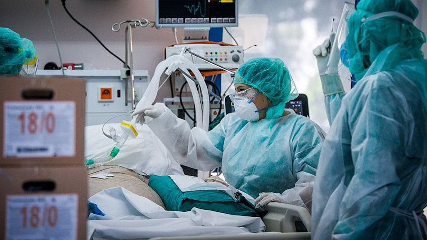 Κορονοϊός: 36χρονη γυναίκα νοσηλεύεται για 8η μέρα &#8211; Νιώθω τρομοκρατημένη, μακάρι να είχα κάνει το εμβόλιο