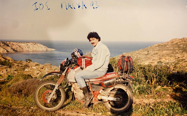 Παύλος Πολάκης: Η φωτογραφία του 1993 &#8211; Ποζάρει πάνω σε μηχανή στην Ίo