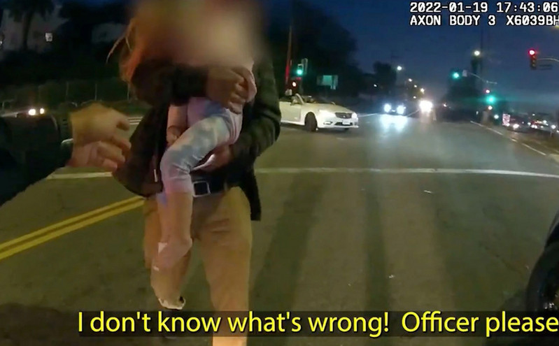 Συνταρακτικό βίντεο: Οι δραματικές στιγμές που αστυνομικός σώζει μία 3χρονη που πνιγόταν και είχε γίνει μπλε