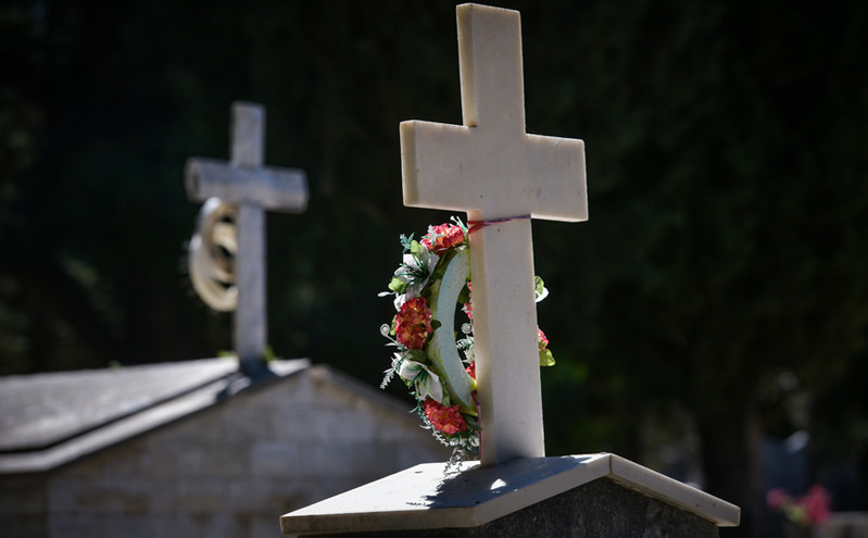 Γέμισε το νεκροταφείο στις Γούρνες Κρήτης: Περιμένουν να γίνουν εκταφές για να θάψουν τους δικούς τους