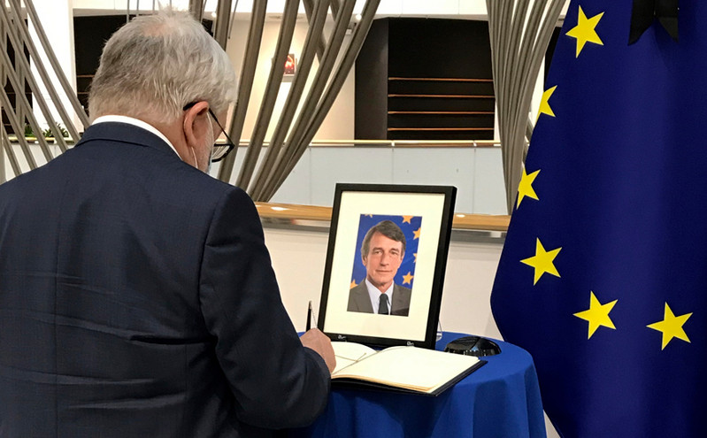 Νταβίντ Σασόλι: Ενός λεπτού σιγή έξω από το Ευρωπαϊκό Κοινοβούλιο στις Βρυξέλλες
