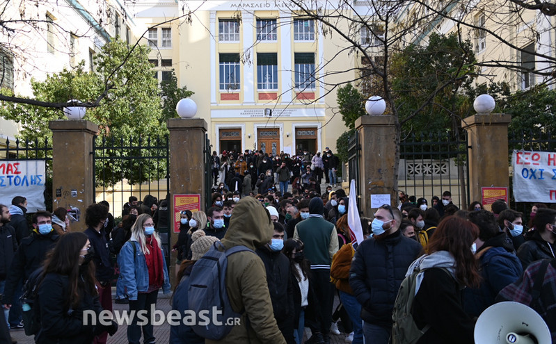 Έκλεισε η Πατησίων μπροστά από την ΑΣΟΕΕ &#8211; Πορεία προς τη Βουλή ξεκινούν οι φοιτητές