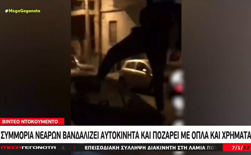 Νεαροί στην Αθήνα βανδαλίζουν αυτοκίνητα και ποζάρουν με όπλα και χρήματα στα social media