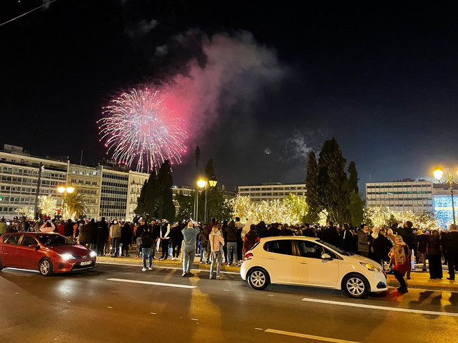 Πώς υποδέχτηκαν οι Αθηναίοι το 2022 στο Σύνταγμα &#8211; Δείτε φωτογραφίες του Newsbeast