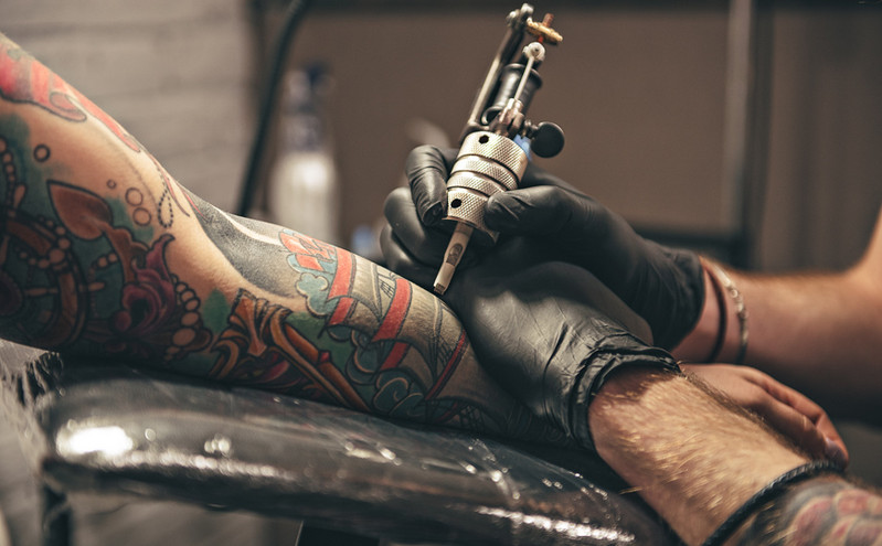 Τέλος από τις 4 Ιανουαρίου στα επικίνδυνα μελάνια για τατουάζ