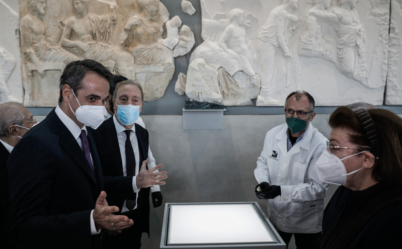 Μουσείο Ακρόπολης: Εικόνες από την τοποθέτηση του θραύσματος Fagan