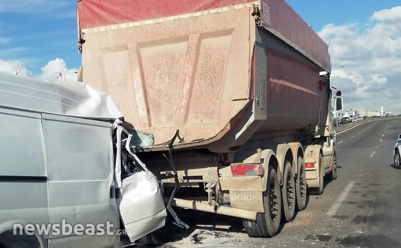 Κίνηση τώρα: Κυκλοφοριακό χάος στον Κηφισό &#8211; Βανάκι «καρφώθηκε» σε νταλίκα