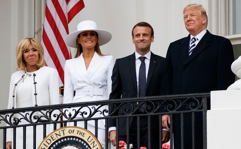 Μελάνια Τραμπ: Σε δημοπρασία το καπέλο που φορούσε στην επίσκεψη του ζεύγους Μακρόν