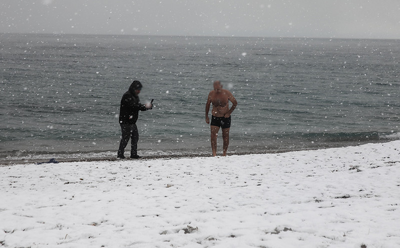 Κακοκαιρία Ελπίδα: Παρά τον χιονιά βούτηξε στη θάλασσα &#8211; Ατρόμητος κολυμβητής στο Φάληρο