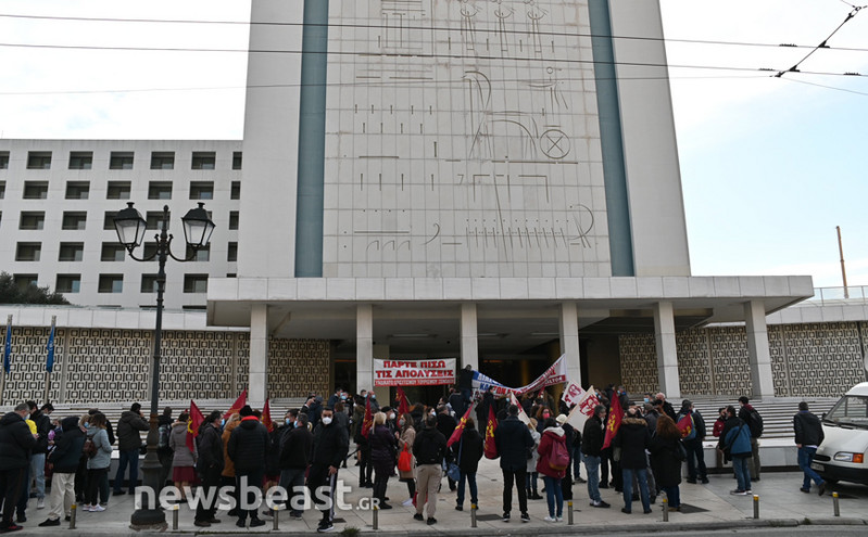 Εικόνες από τη διαμαρτυρία εργαζομένων έξω από το Hilton για τη διασφάλιση των θέσεων εργασίας