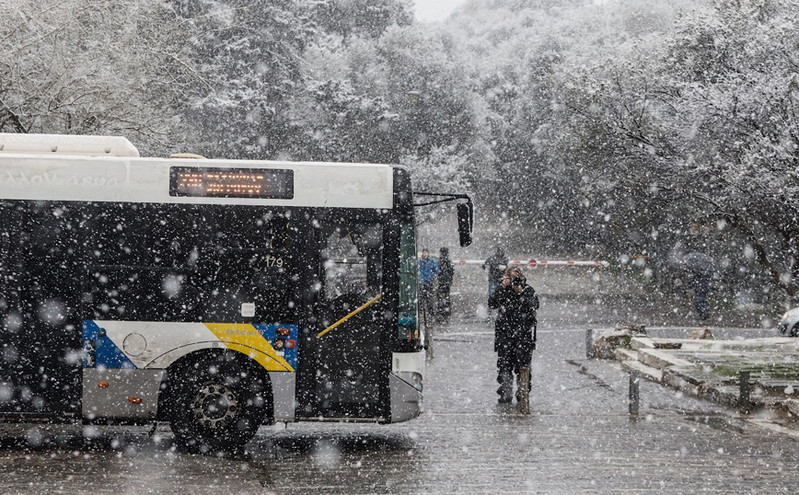 Αποσύρονται σταδιακά λεωφορεία και τρόλεϊ στην Αθήνα λόγω παγετού