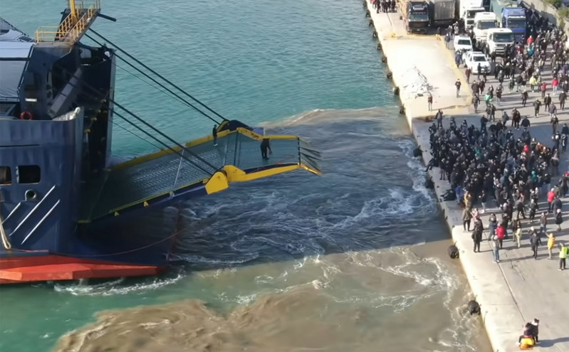 Η στιγμή που πολίτες εμποδίζουν πλοίο να δέσει στο λιμάνι της Χίου
