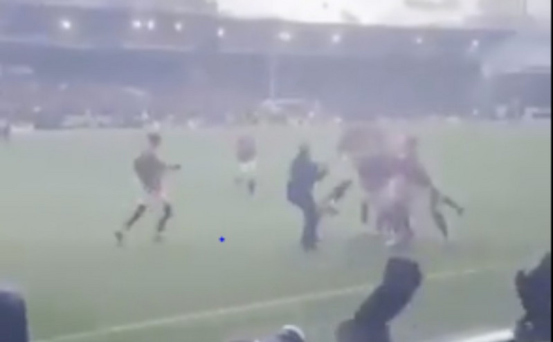 Οπαδός μπήκε στο γήπεδο και γρονθοκόπησε παίκτες της Νότιγχαμ Φορεστ &#8211; Δείτε το βίντεο