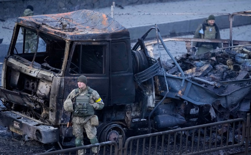 Πόλεμος στην Ουκρανία: Το Κίεβο επιβάλλει καθολική απαγόρευση κυκλοφορίας