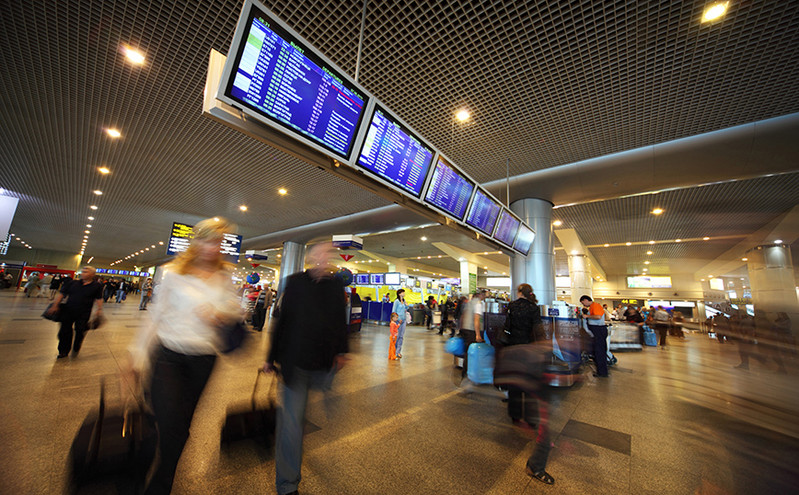 Πόλεμος στην Ουκρανία: «Μπλκαρισμένοι» Ευρωπαίοι τουρίστες στο αεροδρόμιο της Μόσχας – Κινδυνεύουν να βρεθούν χωρίς βίζα