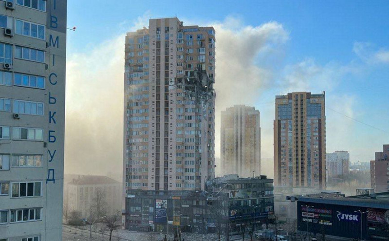 Πόλεμος στην Ουκρανία: Πύραυλος χτύπησε πολυκατοικία στο Κίεβο