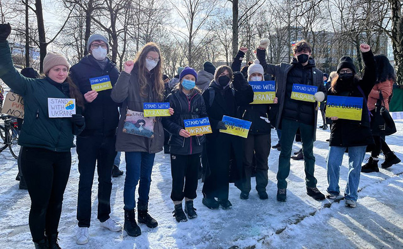 Γκρέτα Τούνμπεργκ: Συμμετείχε σε διαμαρτυρία έξω από τη ρωσική πρεσβεία στη Στοκχόλμη