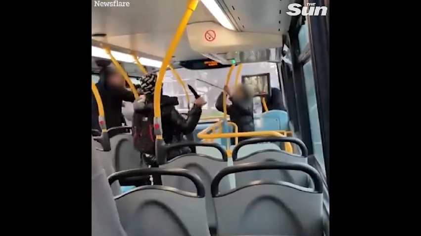 Λονδίνο: Τρόμος σε λεωφορείο όταν δύο νεαροί έβγαλαν ματσέτα και λοστό κι άρχισαν να μάχονται σώμα με σώμα
